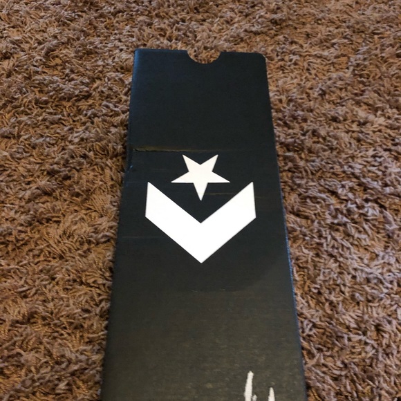 Women’s Converse Size 8.5 - Picture 5 of 6